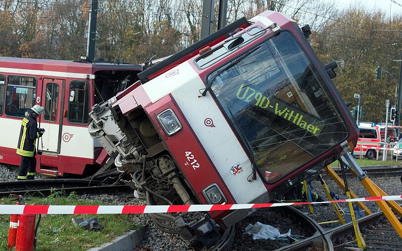 Bei der in Düsseldorf nahe der Universität entgleisten Tram gab es zahlreiche Verletzte.