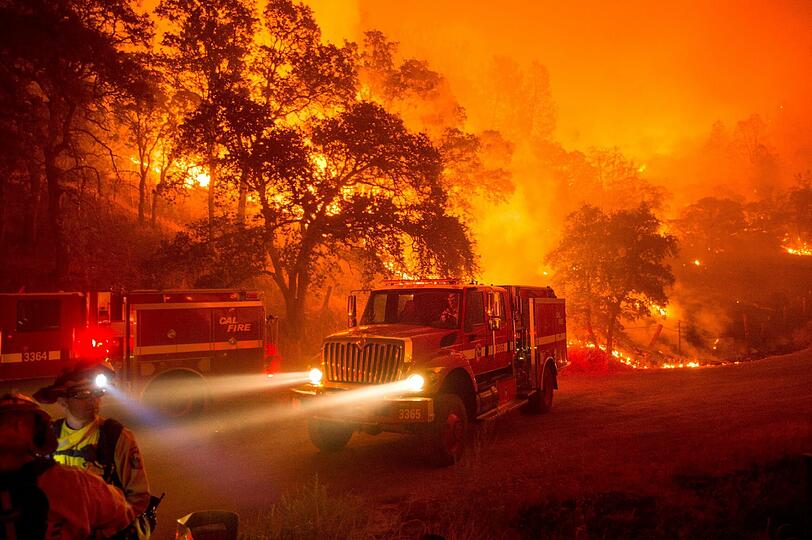 Feuersbrunst: Glühende Hitze und jahrelange Dürre fachten im August riesige Waldbrände in Kalifornien an. Tausende Feuerwehrleute kämpften gegen die glühende Walze im Norden des US-Bundesstaates.