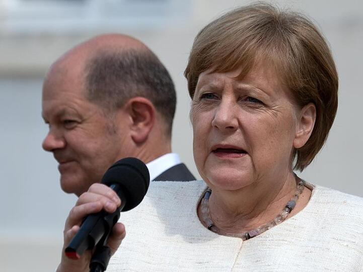 Vizekanzler Olaf Scholz (SPD) hinter Angela Merkel (CDU). Die Kanzlerin bleibt laut Umfrage das beliebteste Regierungsmitglied.