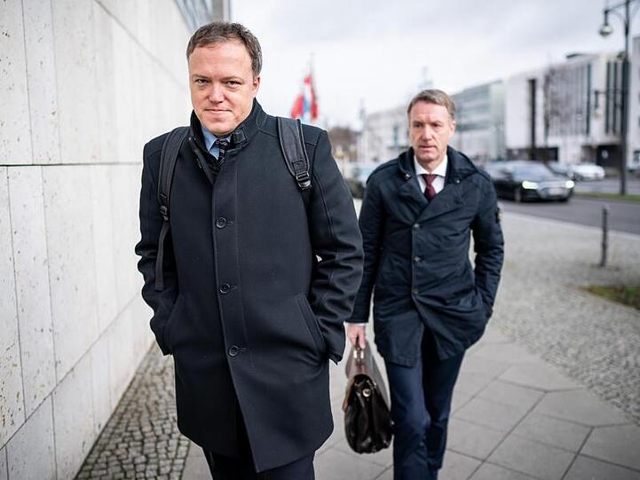 Der stellvertretende Thüringer CDU-Vorsitzende Mario Voigt (l.)und Generalsekretär Raymond Walk auf dem Weg zu den Sitzungen der CDU-Gremien.