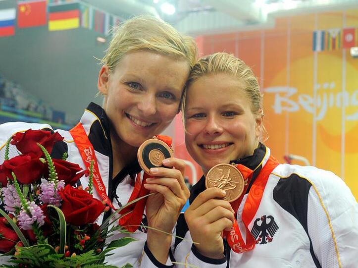 Ditte Kotzian (l) und Heike Fischer holen die erste Medaille für Deutschland.