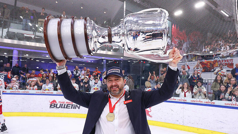 Oliver David mit dem Meisterpokal in Salzburg. Nach der Titelverteidigung in Österreichsoll er jetzt den EHC zurück in die Erfolgsspur bringen.