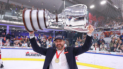 Oliver David mit dem Meisterpokal in Salzburg. Nach der Titelverteidigung in Österreichsoll er jetzt den EHC zurück in die Erfolgsspur bringen.
