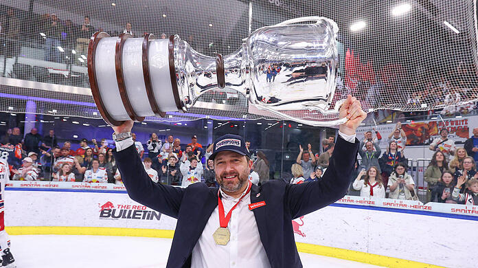 Oliver David mit dem Meisterpokal in Salzburg. Nach der Titelverteidigung in Österreichsoll er jetzt den EHC zurück in die Erfolgsspur bringen.
