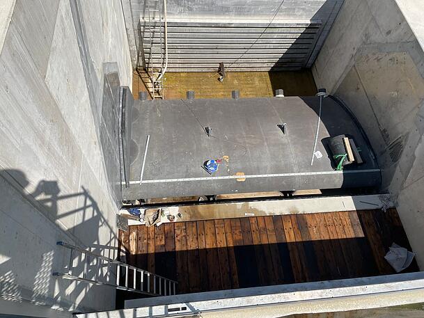 Acht Tonnen schwer ist die neue Wehrklappe, die im Mai eingebaut wurde. Gesenkt und gehoben wird sie über eine pneumatische Pumpe. Acht Tonnen schwer ist die neue Wehrklappe, die im Mai eingebaut wurde. Gesenkt und gehoben wird sie über eine pneumatische Pumpe.
