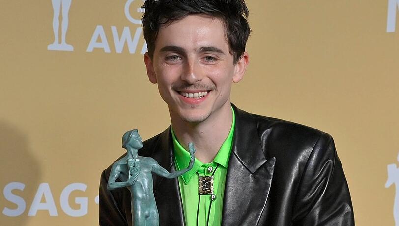 Timothée Chalamet mit seinem "Actor", den er in diesem Jahr als bester Hauptdarsteller bekommen hat. Timothée Chalamet mit seinem "Actor", den er in diesem Jahr als bester Hauptdarsteller bekommen hat.