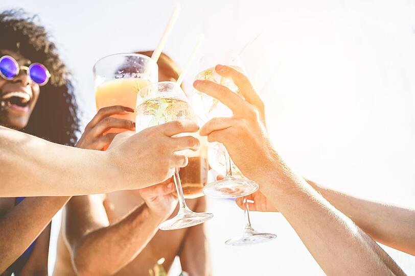 In vielen L&auml;ndern gibt es klare Regeln f&uuml;r Alkoholkonsum am Strand. In muslimischen Staaten wie den Malediven ist Alkohol an &ouml;ffentlichen Str&auml;nden verboten. Auf privaten Hotelanlagen gelten oft andere Vorschriften. Um &Auml;rger zu vermeiden, sollten Sie sich vor dem Strandbesuch &uuml;ber die &ouml;rtlichen Bestimmungen informieren.