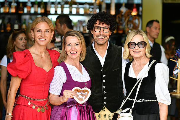 Feierten auch fleißig mit: Designerin Sandra Abt, Hotel-Managerin Rabea Möller, Stylist Boris Entrup und Ingolstadt-Village-Managerin Gabi Strassburger. Feierten auch fleißig mit: Designerin Sandra Abt, Hotel-Managerin Rabea Möller, Stylist Boris Entrup und Ingolstadt-Village-Managerin Gabi Strassburger.