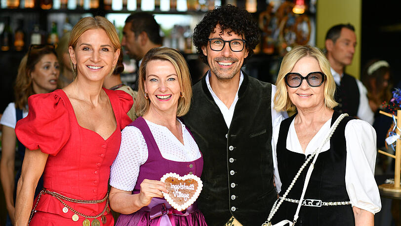 Feierten auch fleißig mit: Designerin Sandra Abt, Hotel-Managerin Rabea Möller, Stylist Boris Entrup und Ingolstadt-Village-Managerin Gabi Strassburger. Feierten auch fleißig mit: Designerin Sandra Abt, Hotel-Managerin Rabea Möller, Stylist Boris Entrup und Ingolstadt-Village-Managerin Gabi Strassburger.