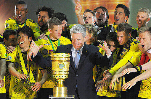 In der letzten Saison hatte der FC Bayern nur wenig Glück, Borussia Dortmund dafür umso mehr. Als der BVB den DFB-Pokal holte, feierte der frischgewählte Bundespräsident Joachim Gauck mit ihm.