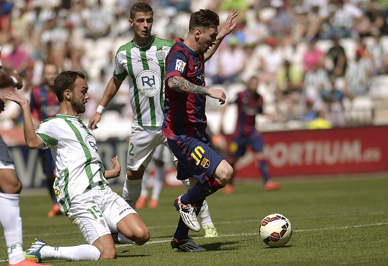 Lionel Messi (r.) enteilt Cordobas Vert3eidsiger David Rodriguez.