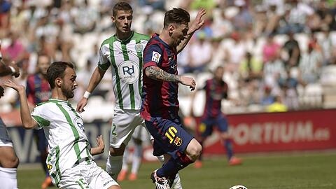 Lionel Messi (r.) enteilt Cordobas Vert3eidsiger David Rodriguez.