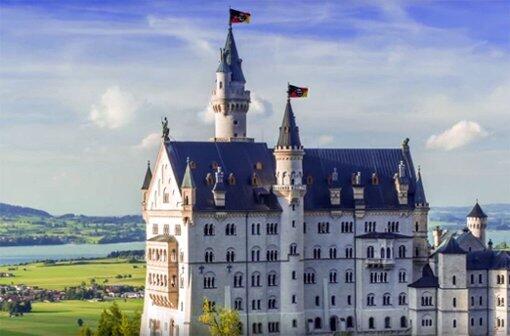 Idyllisch urlauben im Schloss Neuschwanstein mit schwarz-rot-goldener IS-Flagge.