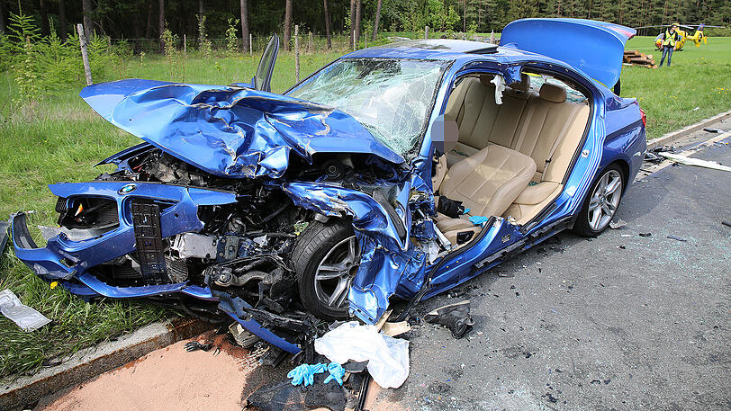 Der 3er BMW ist ein einziger Trümmerhaufen, der Fahrer wurde nach dem Unfall in seinem Wagen eingeklemmt. Offenbar lieferte er sich zuvor ein Rennen. Die Bilder vom Unfallort.