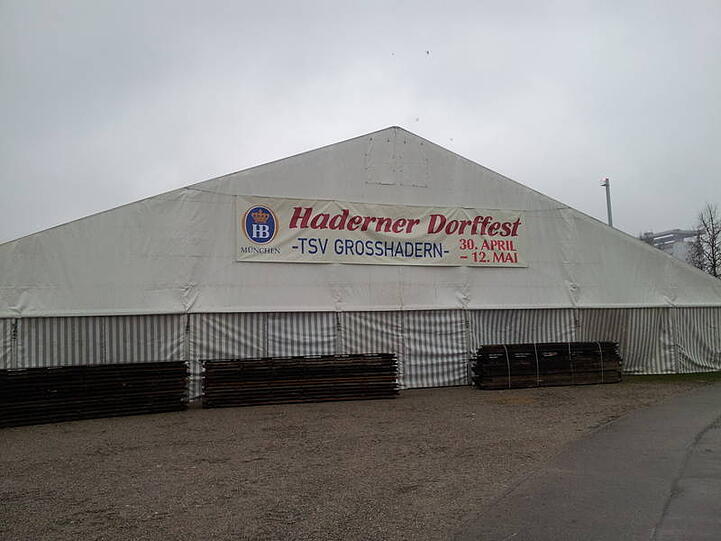 Das Festzelt des Haderner Dorffestes.