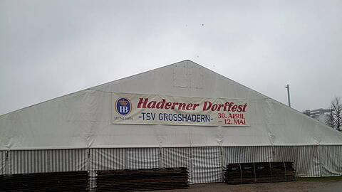 Das Festzelt des Haderner Dorffestes.