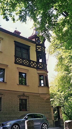 Etwas versteckt liegt das Grützner-Haus in Haidhausen. Vom Türmchen aus dürfte man einen herrlichen Blick auf Maximilianeum und Isar haben.