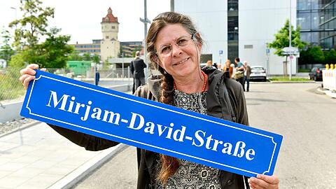 Stolz auf ihre Mutter: Franziska Rauch am Mittwoch bei der Einweihung des neuen Straßenschildes.