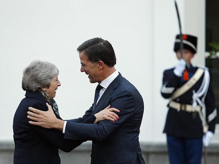 Mark Rutte, Premierminister der Niederlande, begrüßt Theresa May,