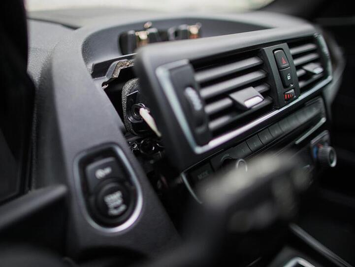 Blick in den Innenraum eines Autos, aus dem Elektronik ausgebaut und gestohlen wurde.