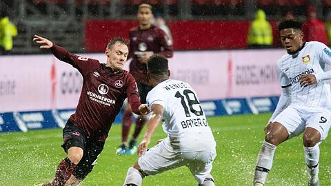 Nürnbergs Federico Palacios (l) kämpft mit Leverkusens Wendell (M) und Leon Bailey (r) um den Ball. Foto: Nicolas Armer