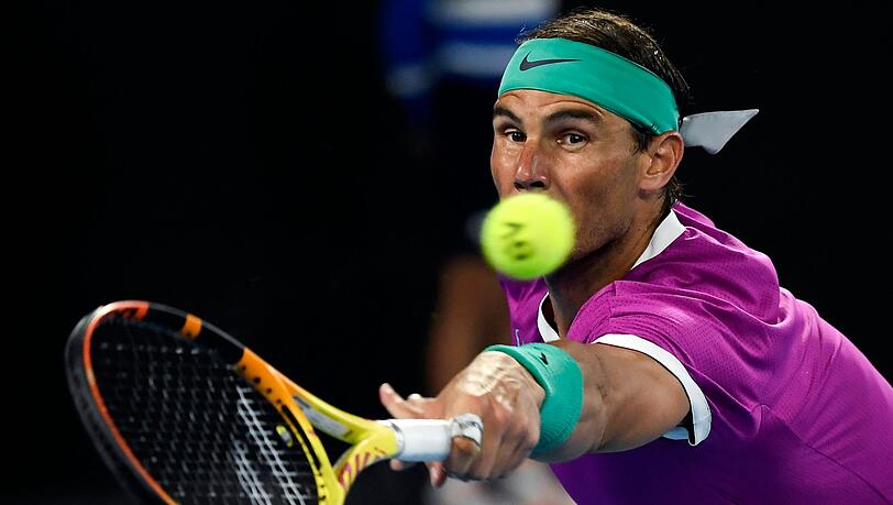 Nadal spielt einen Rückhand-Return. Dank des 6:3, 6:2, 3:6, 6:3 erreichte der Spanier zum sechsten Mal das Finale der Australian Open.