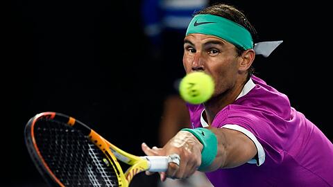 Nadal spielt einen Rückhand-Return. Dank des 6:3, 6:2, 3:6, 6:3 erreichte der Spanier zum sechsten Mal das Finale der Australian Open.