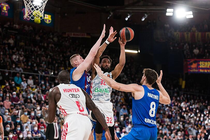 Bitter: Bayern-Star Darrun Hilliard (am Ball) verletzt sich im ersten Spiel in Barcelona bei einem Zusammenprall mit Rolands Smits (links neben ihm) schwer. Die Diagnose: Bruch des Schlüsselbeins.