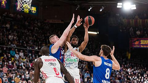Bitter: Bayern-Star Darrun Hilliard (am Ball) verletzt sich im ersten Spiel in Barcelona bei einem Zusammenprall mit Rolands Smits (links neben ihm) schwer. Die Diagnose: Bruch des Schlüsselbeins.
