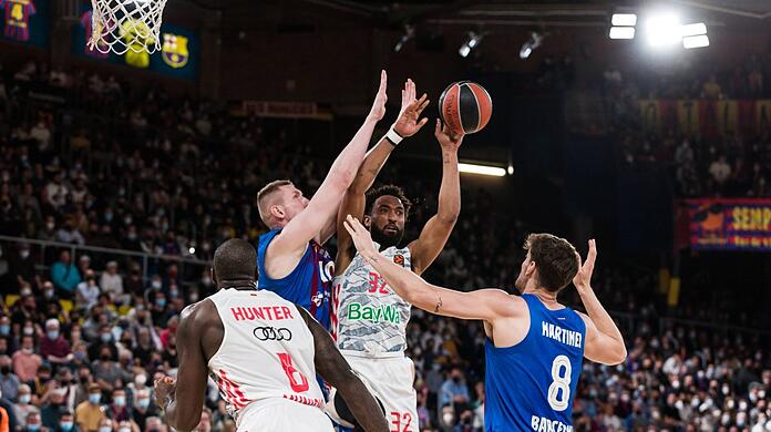 Bitter: Bayern-Star Darrun Hilliard (am Ball) verletzt sich im ersten Spiel in Barcelona bei einem Zusammenprall mit Rolands Smits (links neben ihm) schwer. Die Diagnose: Bruch des Schlüsselbeins.