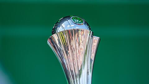 Der Pokal steht auf einem Podest.