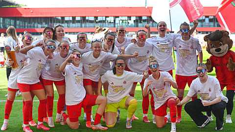 Haben mit schneller Brille die schnelle Meisterschaft gefeiert: Die Frauen-Mannschaft des FC Bayern.