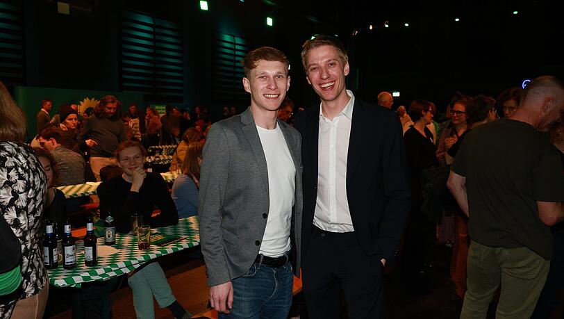 Der Gr&uuml;ne OB-Kandidat Dominik Krause und sein Verlobter Sebastian M&uuml;ller strahlen bei der Wahlparty in der Muffathalle am Sonntagabend f&ouml;rmlich um die Wette.
