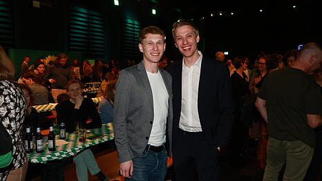Der Gr&uuml;ne OB-Kandidat Dominik Krause und sein Verlobter Sebastian M&uuml;ller strahlen bei der Wahlparty in der Muffathalle am Sonntagabend f&ouml;rmlich um die Wette.
