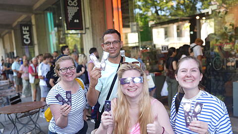 Jetzt gibt es ungest&ouml;rte Vorfreude auf die Sonnenfinsternis. Die ersten M&uuml;nchner haben ihre Brillen am Deutschen Museum ergattern k&ouml;nnen.