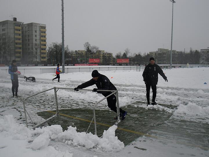 Hart , härter, Alexander Schmidt. Der Trainer des TSV 1860 schickte seine Jungs am Montagvormittag trotz klirrender Kälte, Schneeregen und schneebedeckten Trainingsplätzen raus zum Anschwitzen. Am Abend spielen die Löwen gegen den 1. FC Kaiserslautern. Die Bilder vom Matsch-Training