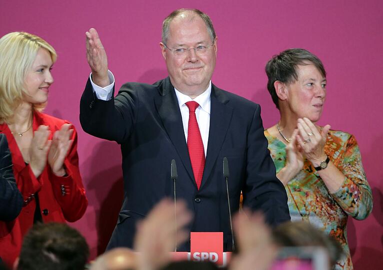 SPD-Kanzlerkandidat Peer Steinbrück (l) und  SPD-Parteivorsitzender Sigmar Gabriel am 22.09.2013 in der Parteizentrale in Berlin auf die Ergebnisse der Bundestagswahl.