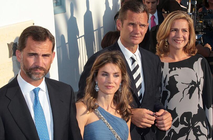 Ein Bild aus besseren Zeiten: König Felipe von Spanien und seine Frau Letizia mit seiner Schwester Cristina und ihrem Ehemann Inaki Urdangarin bei einer Hochzeit im August 2010.