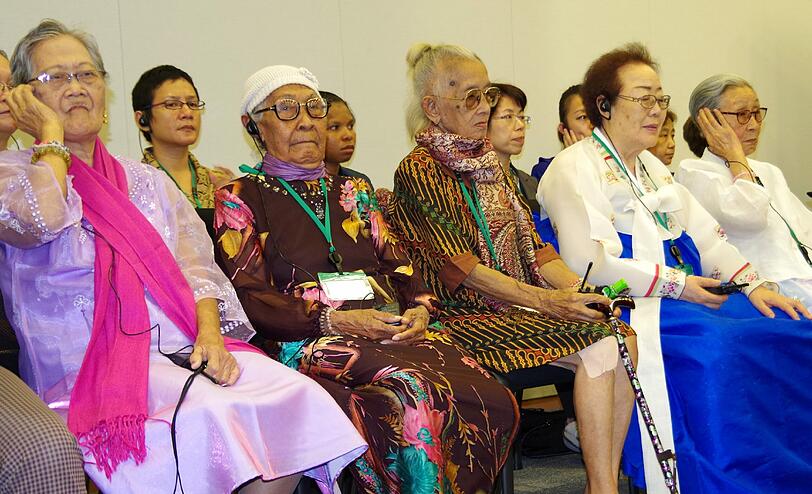 Ehemalige Sexsklavinnen, sogenannte Trostfrauen, verfolgen am 02.06.2014 die asiatische Solidaritätskonferenz zum Thema «Sexuelle Versklavung durch das Militär» in Tokio (Japan). Historiker schätzen, dass etwa 200 000 Frauen aus Korea, China und anderen Ländern vom japanischen Militär vor und nach dem Zweiten Weltkrieg als Sexsklavinnen ausgebeutet wurden. Auf der Konferenz berichteten die Opfer von den Gräueltaten und fordern eine Entschuldigung der Regierung. Foto: Takehiko Kambayashi/dpa