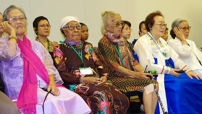 Ehemalige Sexsklavinnen, sogenannte Trostfrauen, verfolgen am 02.06.2014 die asiatische Solidaritätskonferenz zum Thema «Sexuelle Versklavung durch das Militär» in Tokio (Japan). Historiker schätzen, dass etwa 200 000 Frauen aus Korea, China und anderen Ländern vom japanischen Militär vor und nach dem Zweiten Weltkrieg als Sexsklavinnen ausgebeutet wurden. Auf der Konferenz berichteten die Opfer von den Gräueltaten und fordern eine Entschuldigung der Regierung. Foto: Takehiko Kambayashi/dpa Ehemalige Sexsklavinnen, sogenannte Trostfrauen, verfolgen am 02.06.2014 die asiatische Solidaritätskonferenz zum Thema «Sexuelle Versklavung durch das Militär» in Tokio (Japan). Historiker schätzen, dass etwa 200 000 Frauen aus Korea, China und anderen Ländern vom japanischen Militär vor und nach dem Zweiten Weltkrieg als Sexsklavinnen ausgebeutet wurden. Auf der Konferenz berichteten die Opfer von den Gräueltaten und fordern eine Entschuldigung der Regierung. Foto: Takehiko Kambayashi/dpa