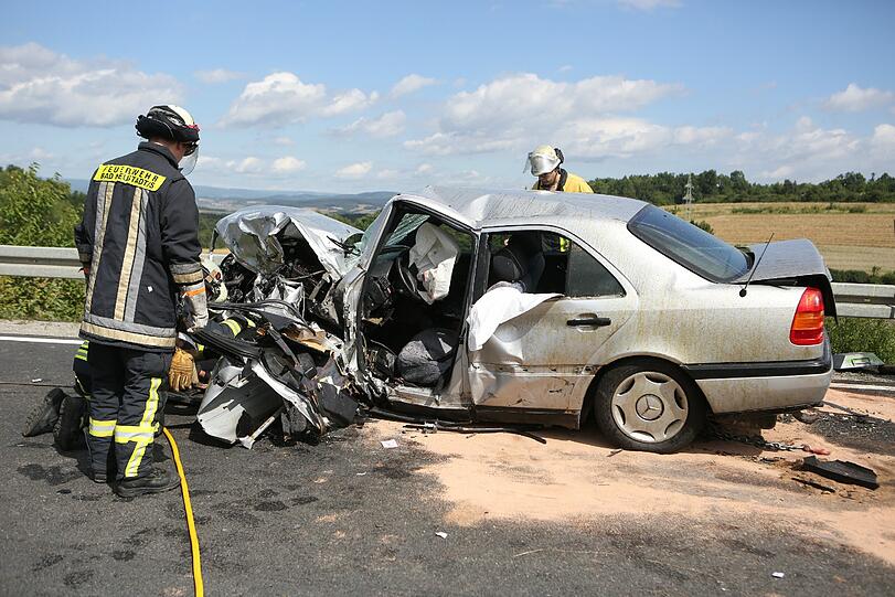 Horror-Unfall in Unterfranken: Bei dem Frontal-Crash kommen zwei Menschen ums Leben.