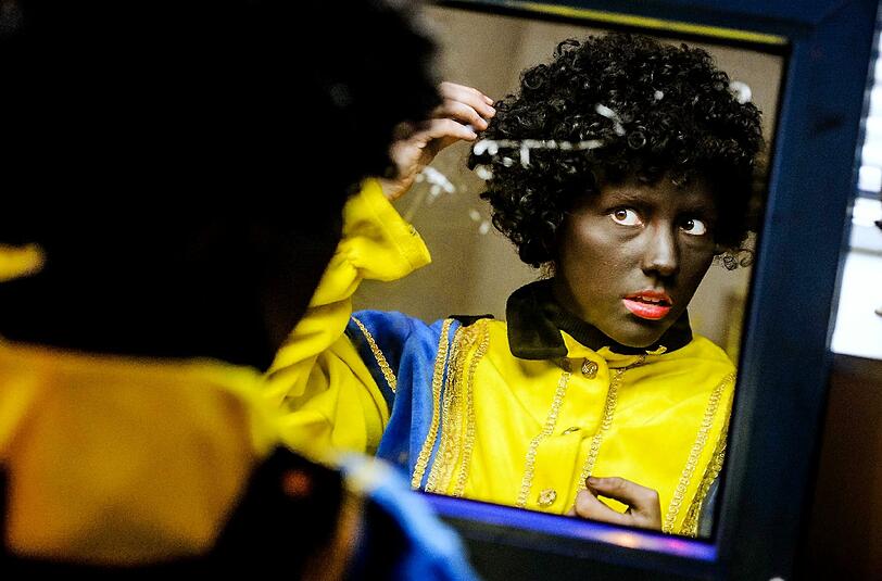 Schwarze Haut, roter Mund und krauses Haar. Handelt es sich beim "Zwarte Piet" noch im Tradition oder bereits um Rassismus?