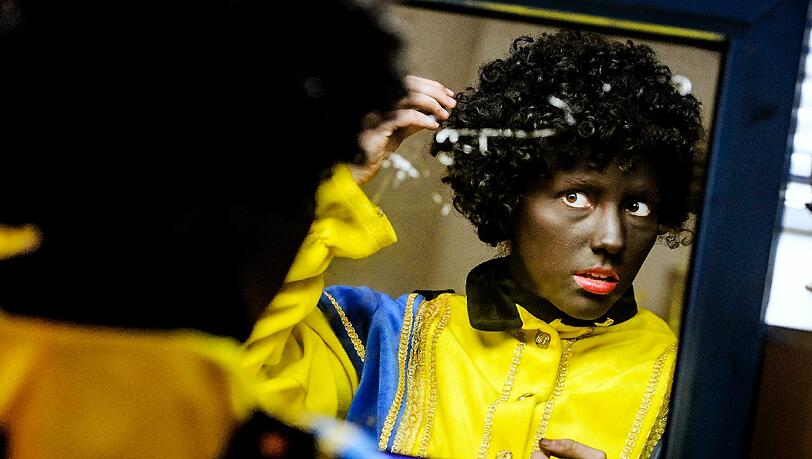 Schwarze Haut, roter Mund und krauses Haar. Handelt es sich beim "Zwarte Piet" noch im Tradition oder bereits um Rassismus?