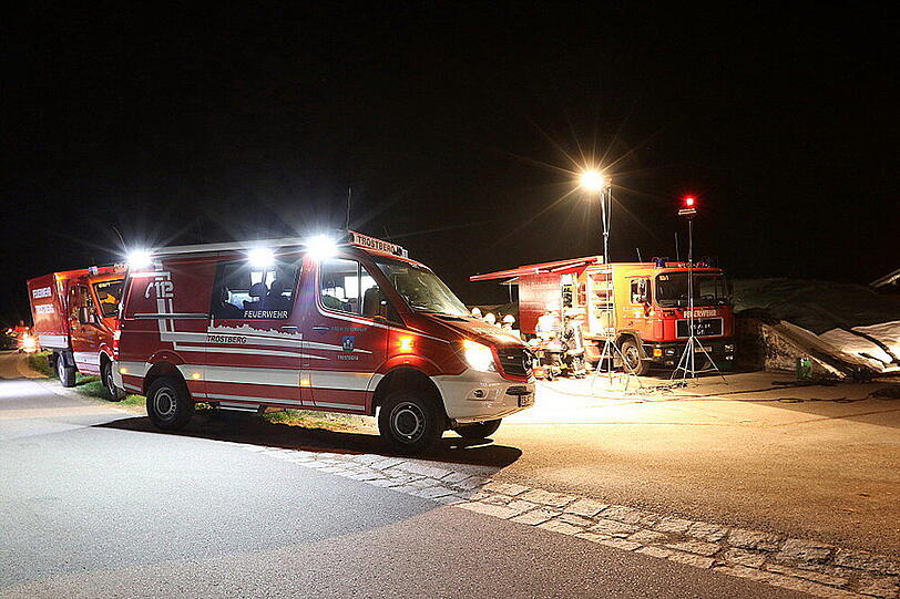 Eine komplett zerstörte Maschinenhalle und ein Großaufgebot der Feuerwehr: Die Bilder aus Baumhaum.