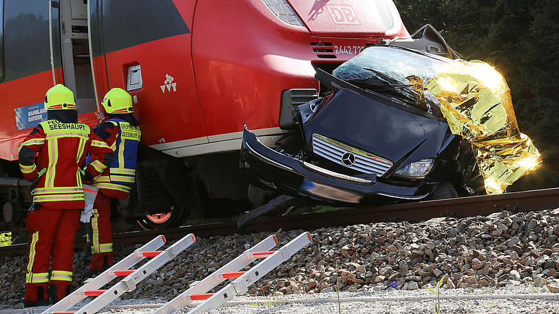 Es passiert immer wieder: An Bahnübergängen ohne Schranken werden Autos von Zügen erfasst. Am Montag hatte ein solcher Unfall am Starnberger See schreckliche Folgen.