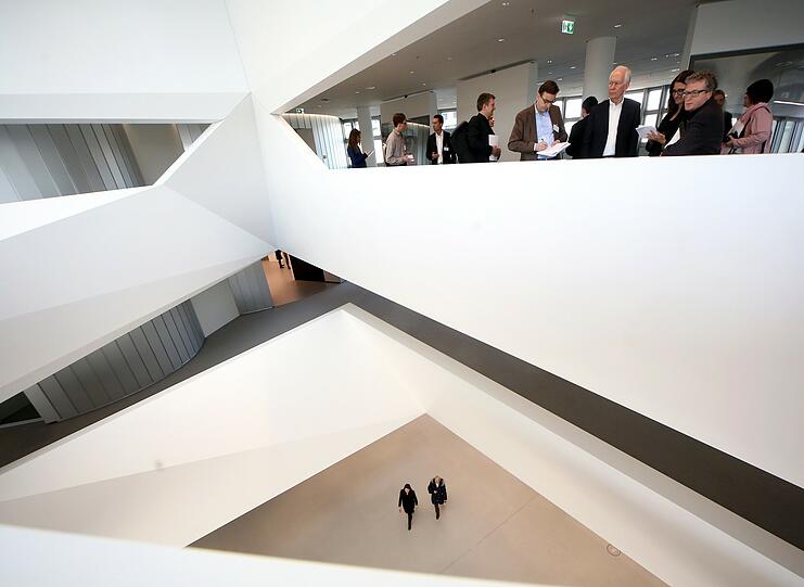 Statt Geländern und Brüstungen im mehrgeschossigen Foyer entwarf das Architekturbüro Henn skulpturale Elemente.