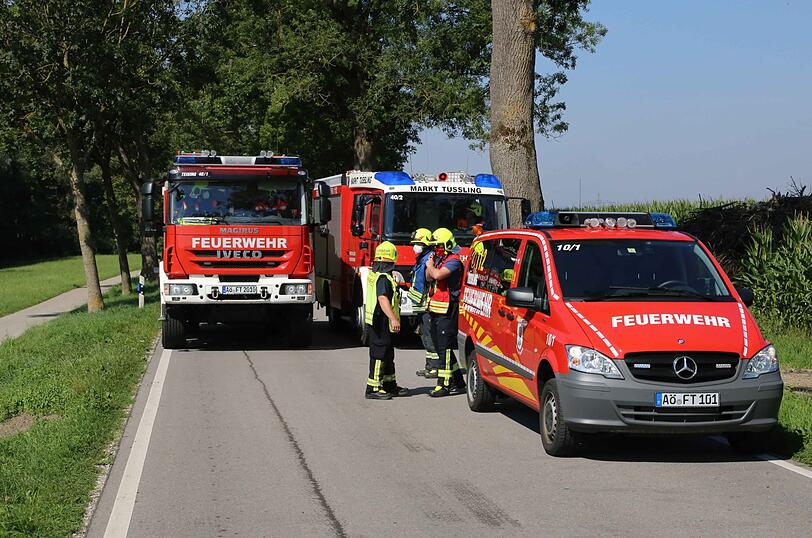 Der Mercedes kam aus bislang unbekannter Ursache von der Fahrbahn ab und prallte gegen einen Baum - der Fahrer starb noch an der Unfallstelle.