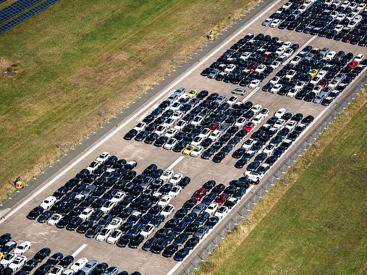 Fahrzeuge von Mercedes auf dem ehemaligen Flugplatz Ahorn.