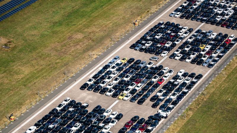 Fahrzeuge von Mercedes auf dem ehemaligen Flugplatz Ahorn. Fahrzeuge von Mercedes auf dem ehemaligen Flugplatz Ahorn.
