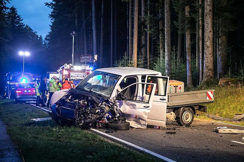 Bei dem missglückten Überholmanöver prallte ein VW Transporter frontal in einen Skoda, beide Fahrer wurden schwer verletzt.